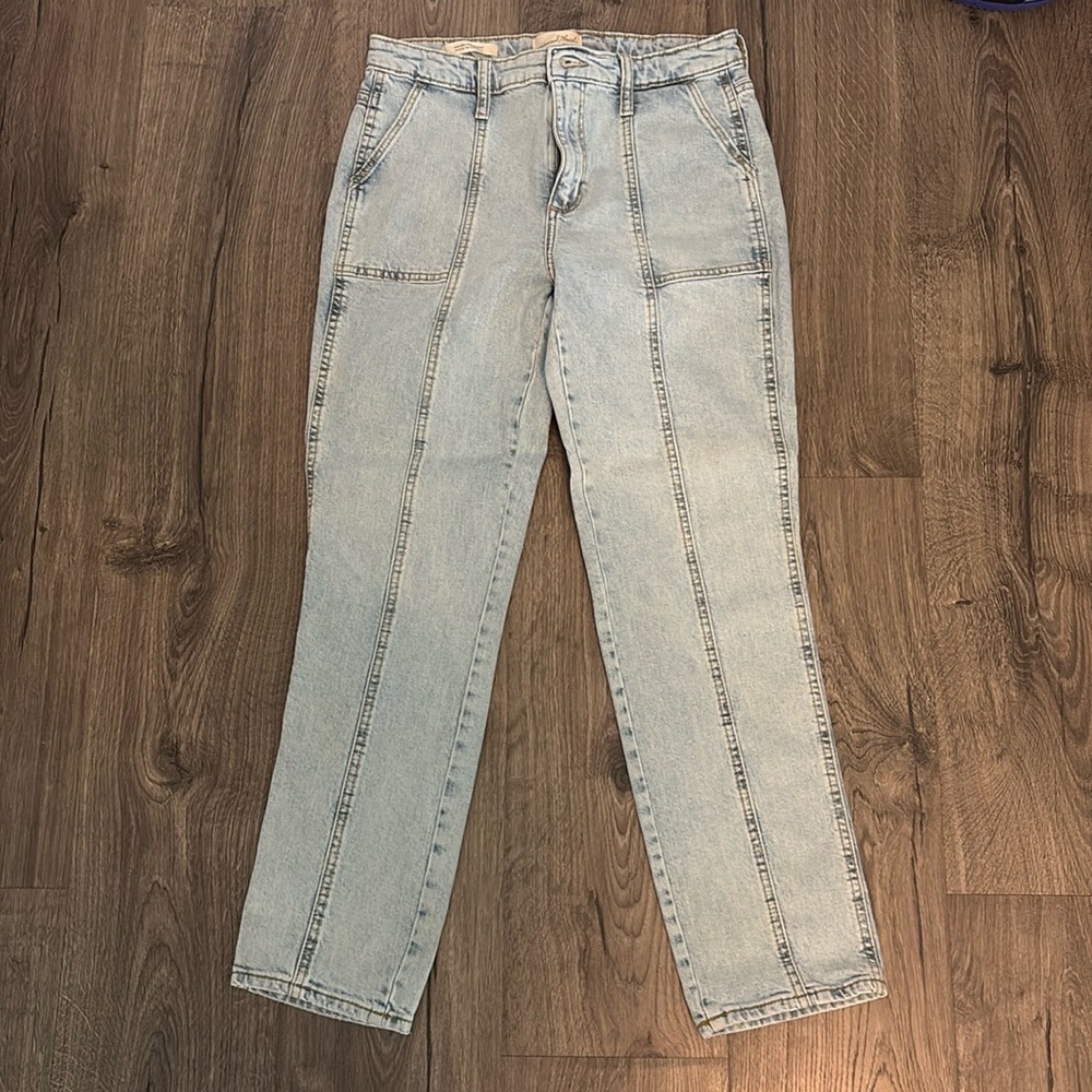Universal Thread High Rise Slim Straight jeans
Size: 6/28R
Color: Light Blue